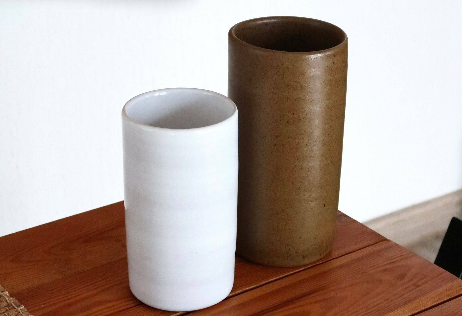 Grands vases cylindriques en céramique blanche et brune par Antonio Lampecco, années 1970 / Roll, Tube, de style Georges Jouve