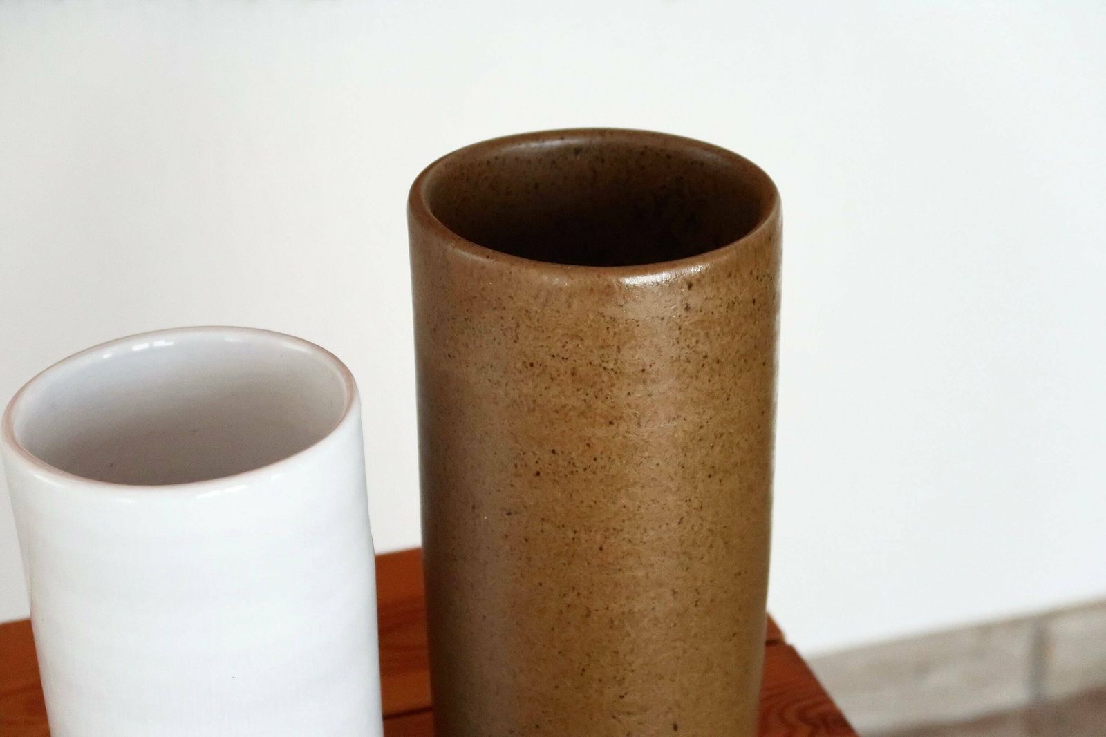 Grands vases cylindriques en céramique blanche et brune par Antonio Lampecco, années 1970 / Roll, Tube, de style Georges Jouve photo furniture