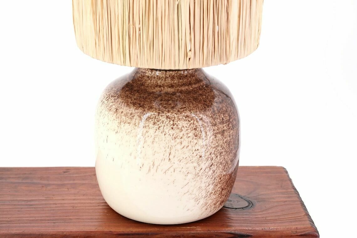 Lampe de table française en céramique marron et blanche, abat-jour en raphia, années 1970 / Vintage, Pastel, Boho Chic, Lighting photo 386.0