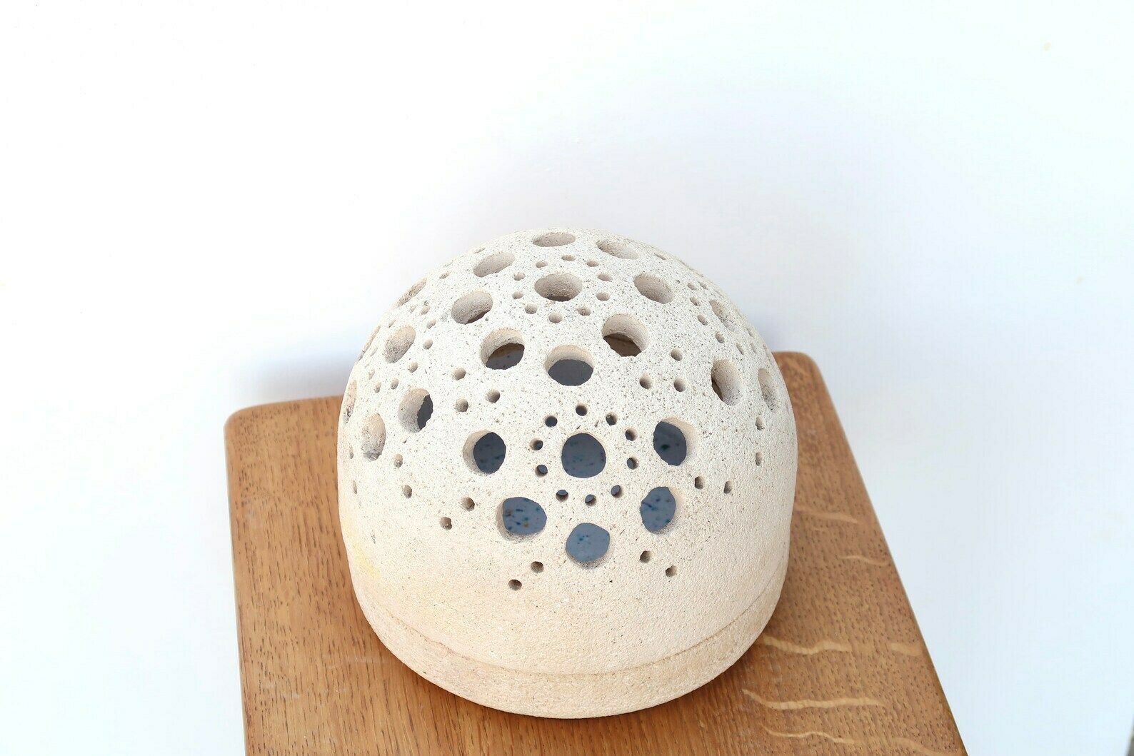 Franse Keramische Koepel Voor Kaarsen, Années 60 / Sculptuur, Waxinelichthouder Fotofoor Wit Keramiek photo for sale
