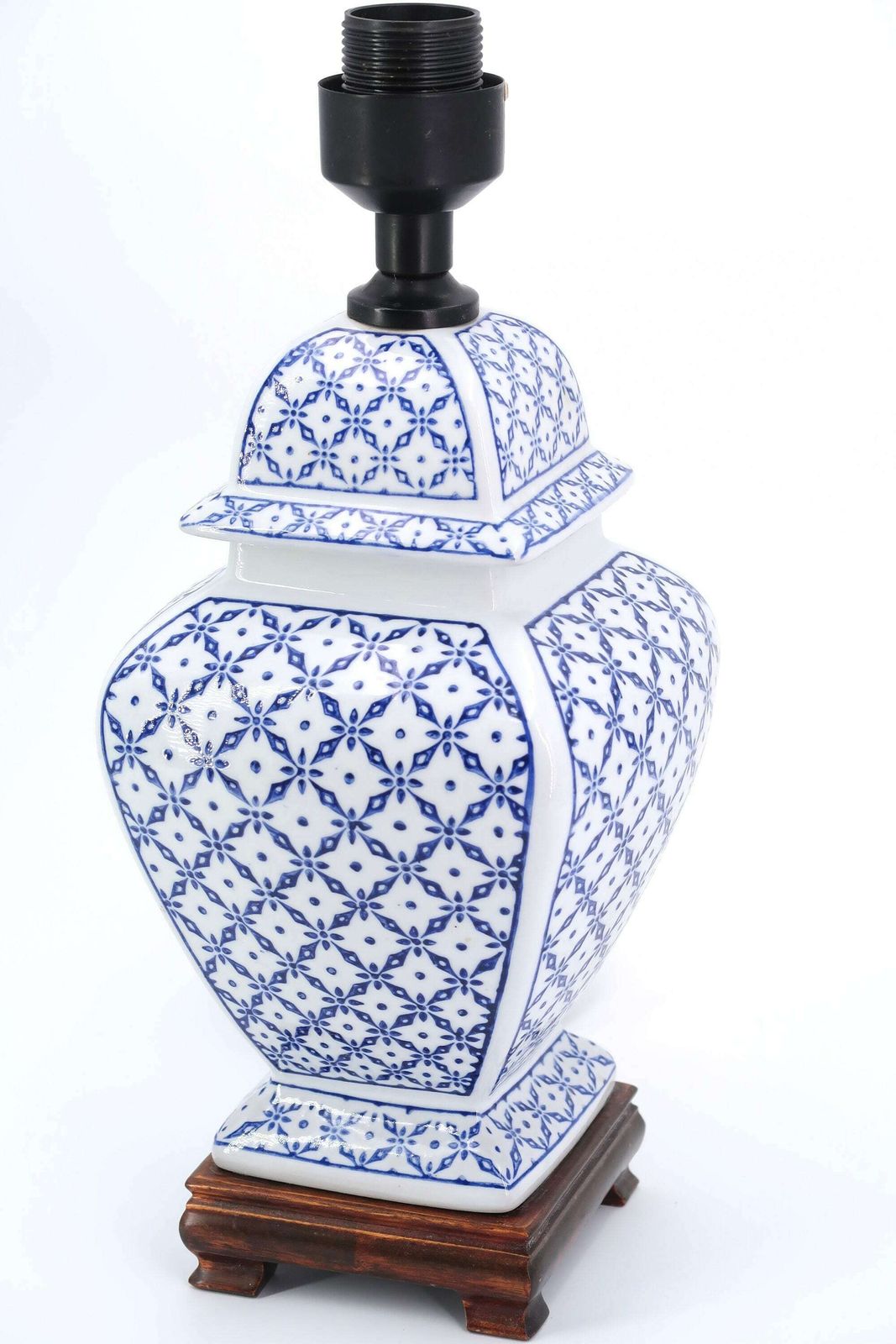 Chinese Wit Porseleinen Tafellamp, Blauwe Decoratie En Houten Voet, Jaren 1980 / China, Azië photo for sale