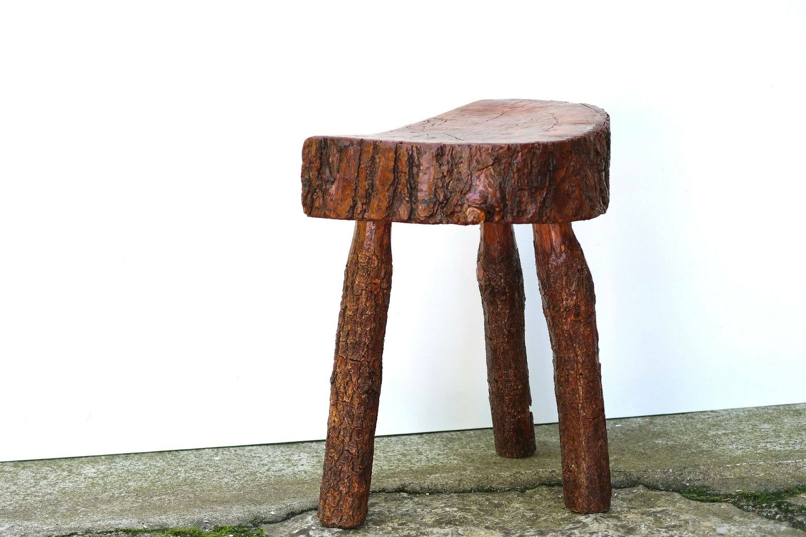 Franse Vintage Houten Driepootskruk, Ca. Jaren 1950 / Folk Art, Plantenstandaard, Rustiek Landelijk Boho Chic Bohemian Cottage Meubilair photo furniture