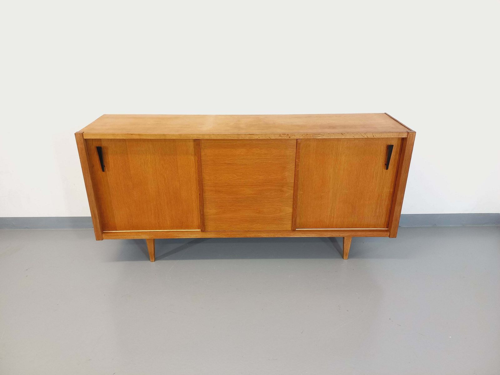 Buffet en chêne, années 1960, moderniste photo Mobilier