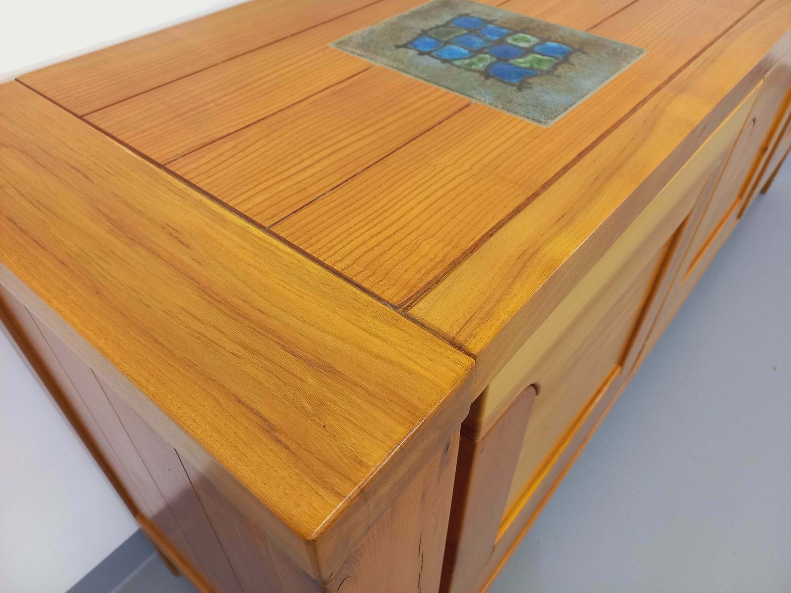 photo vinterior Maison Regain Elm Dressoir, jaren 1970