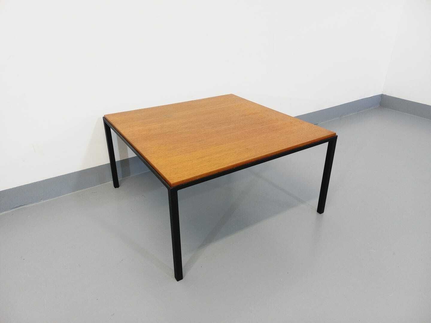 Table basse moderniste carrée en teck et métal