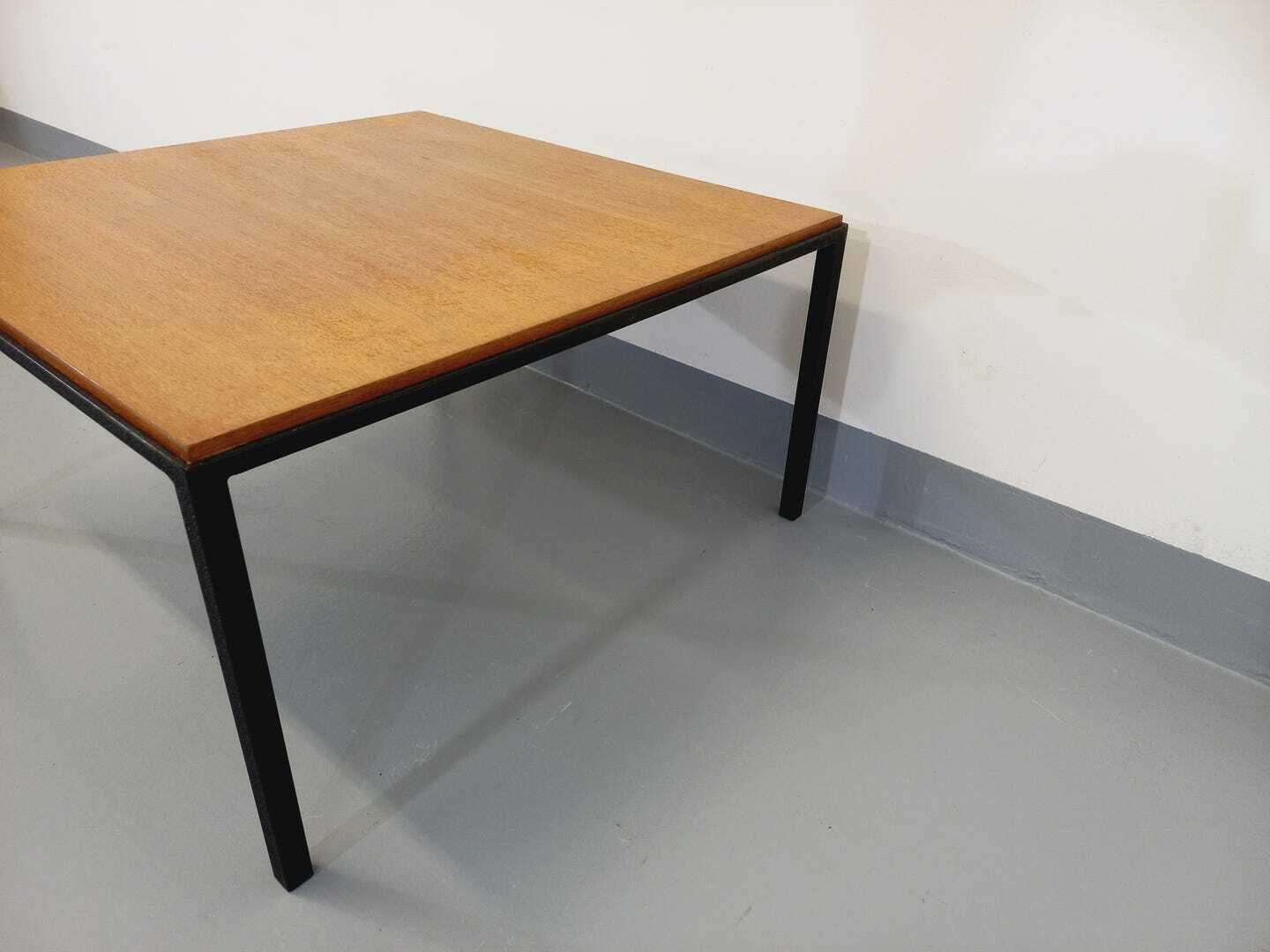 Table basse moderniste carrée en teck et métal photo vinterior