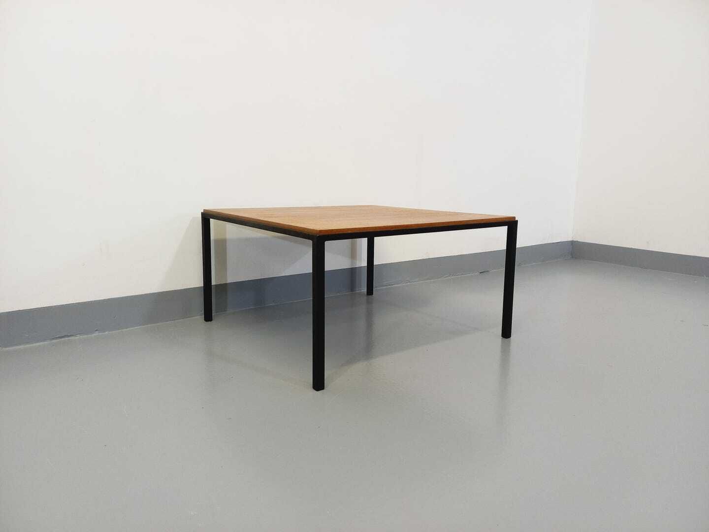 532.0 Table basse moderniste carrée en teck et métal photo