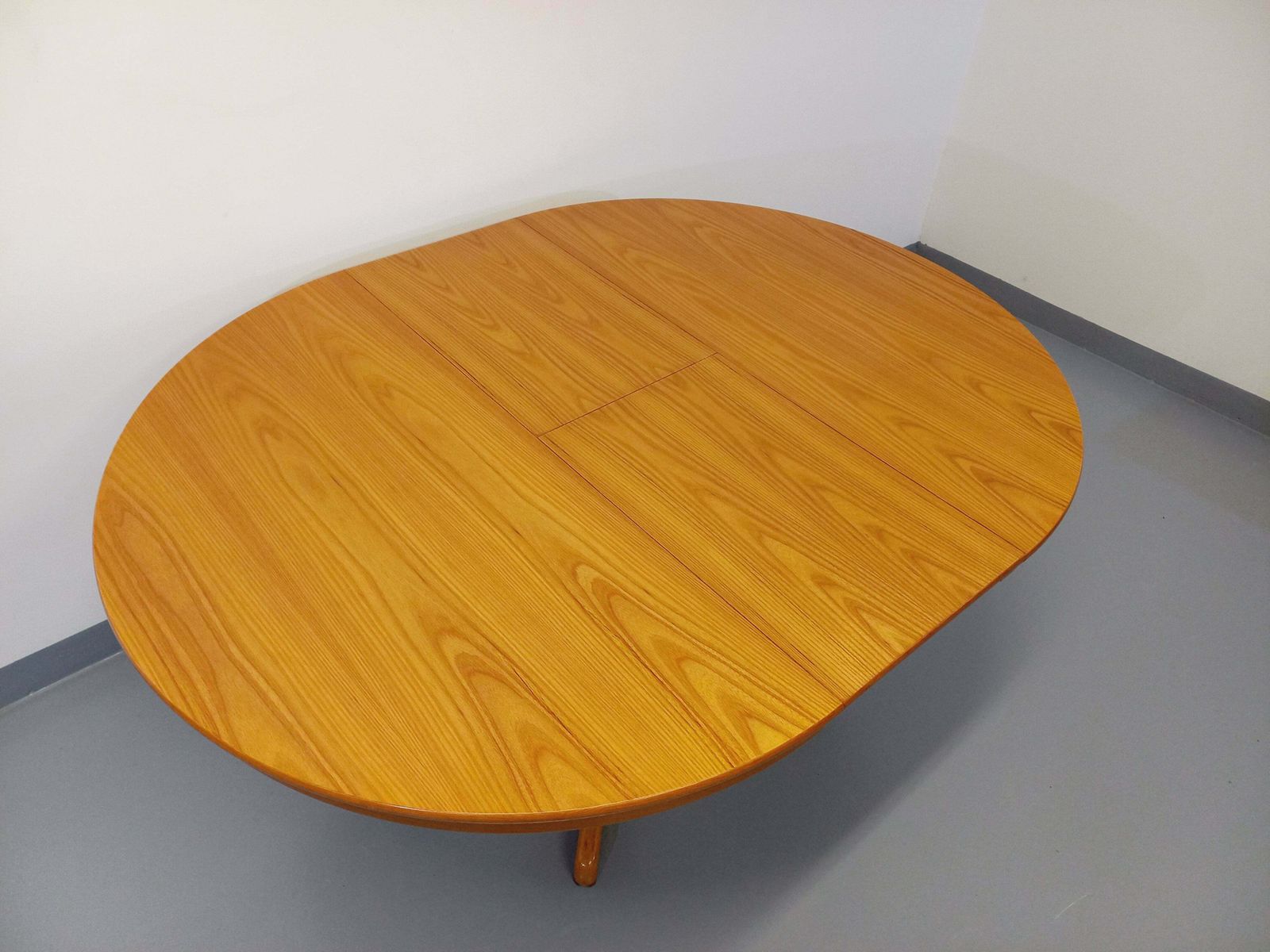 photo for sale Table ronde en orme, années 1960, vintage
