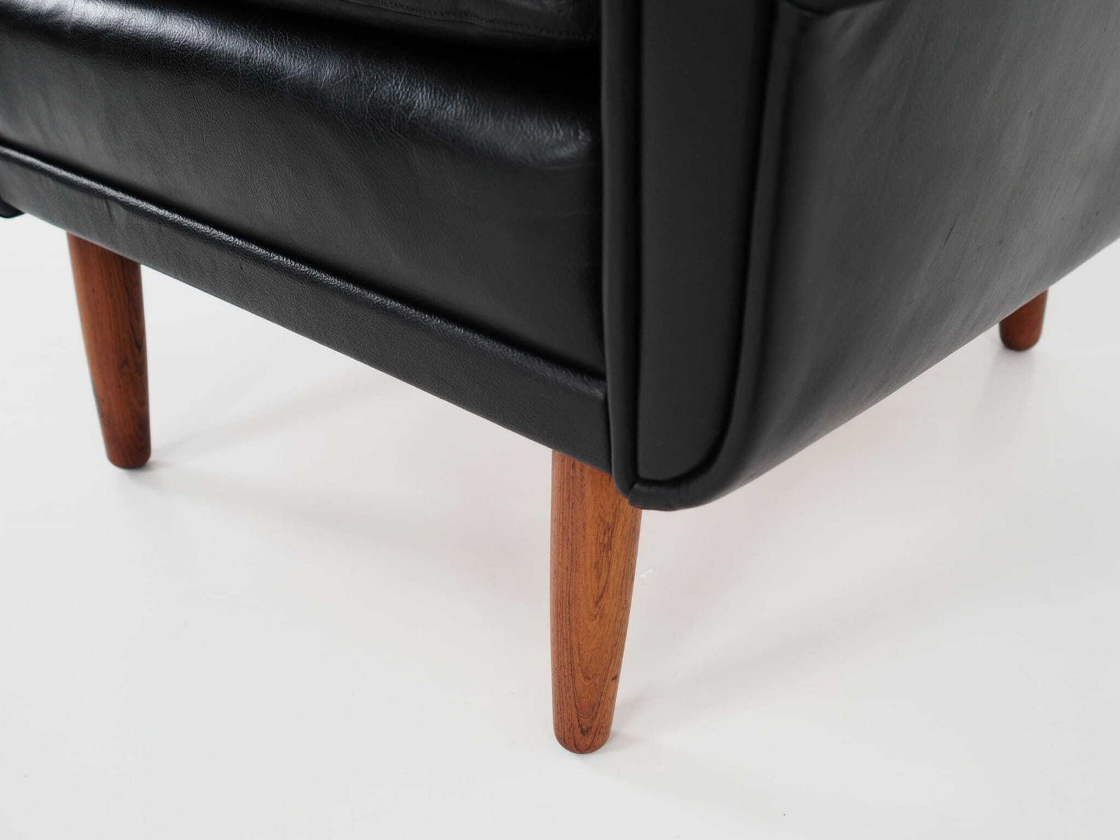 Meubels Zwarte leren fauteuil, Deens design, jaren 1970, productie: Denemarken photo
