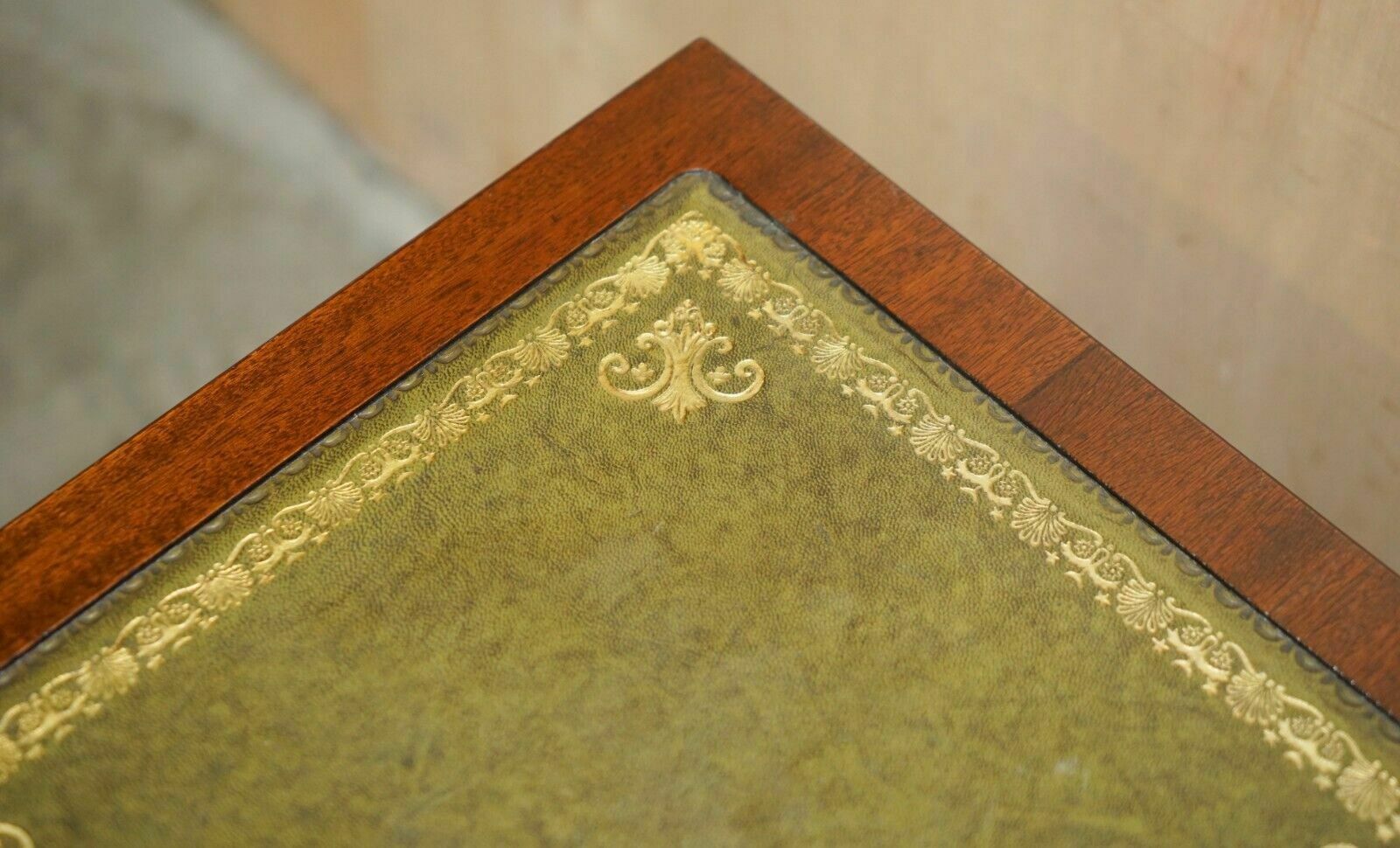 photo vintage Lovely Vintage Circa 1940's Green Leather Gold Leaf Single Drawer Side Table