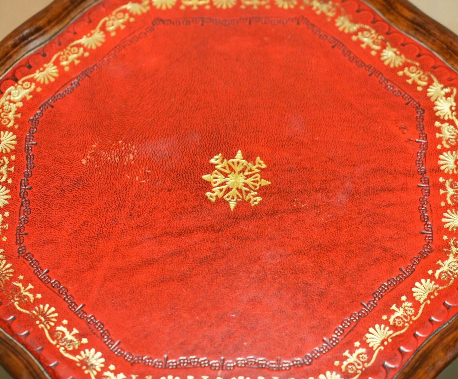 photo vintage Lovely Gold Leaf Embossed Oxblood Leather Tripod Side End Lamp Wine Table