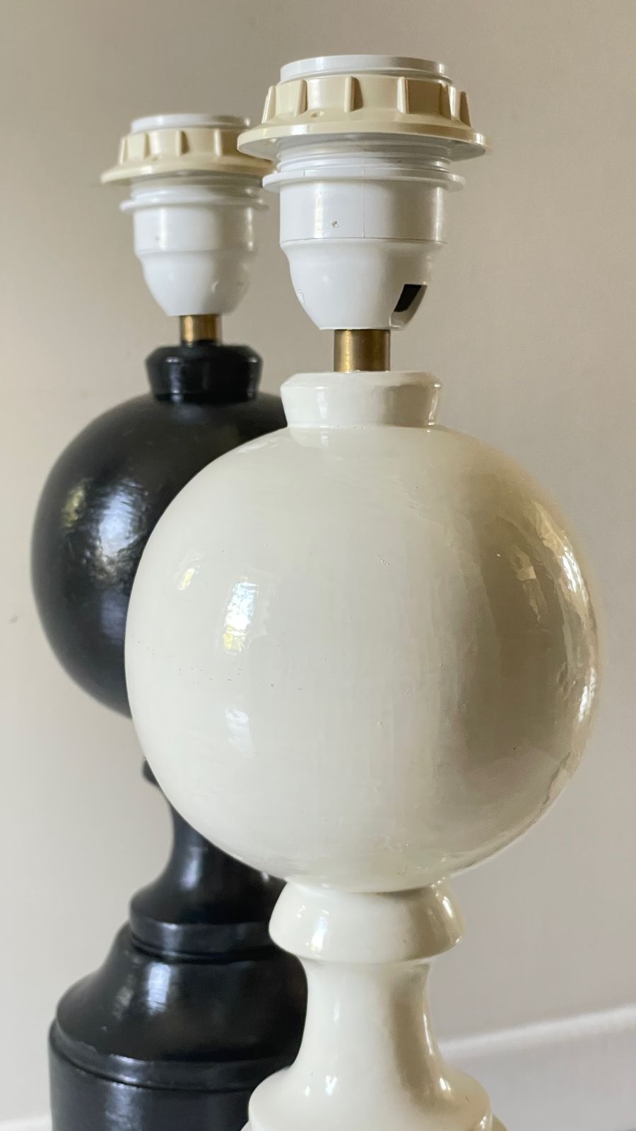 photo vintage Pair Of Black And White Vintage Wooden Lamp Stands