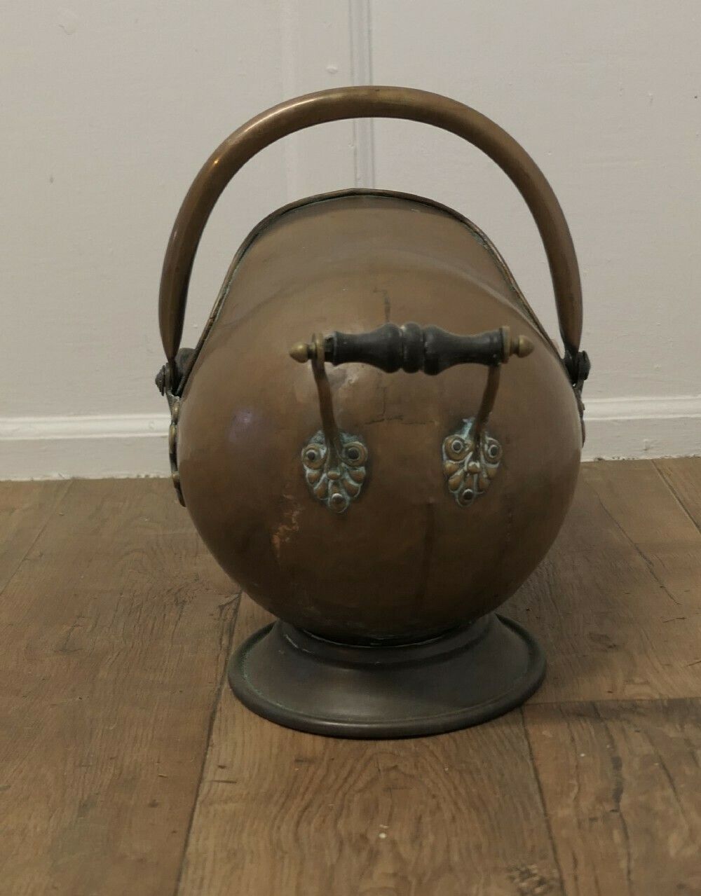 Victorian Copper Helmet Coal Scuttle photo vinterior