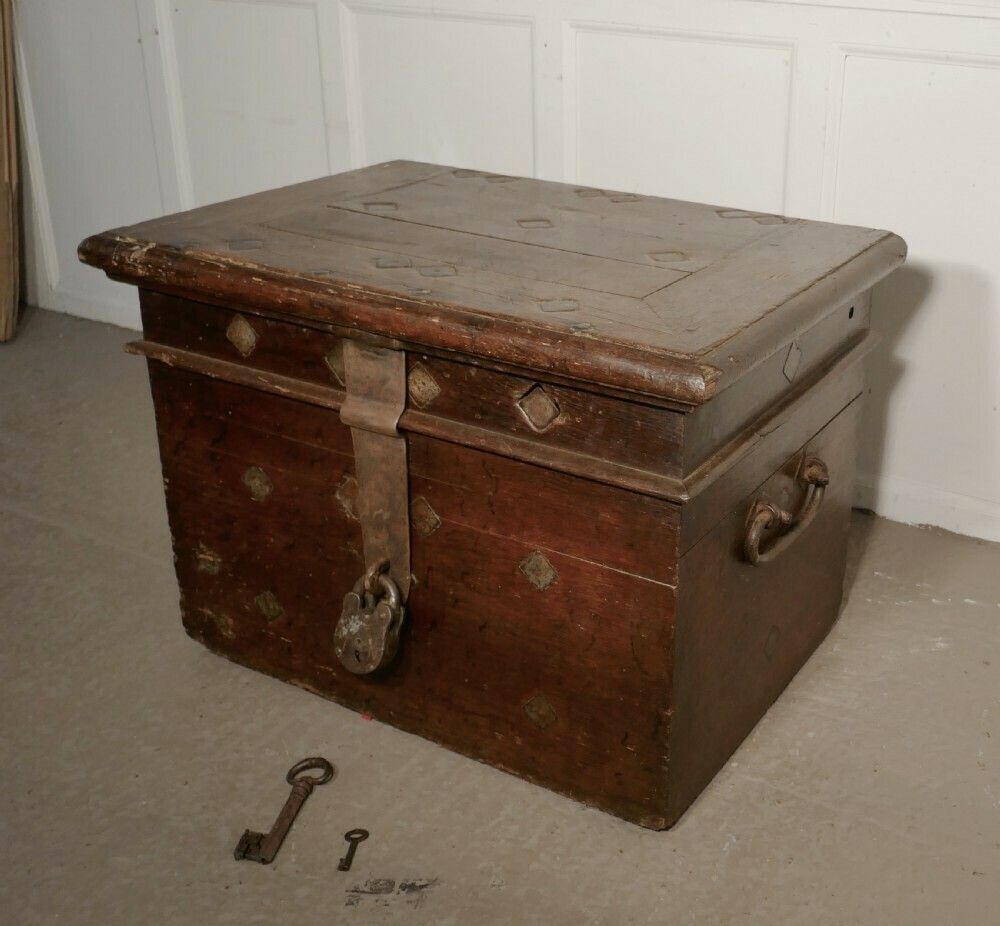 17th Century French Coffer, Oak Silver Treasure Chest, Strong Box photo vinterior
