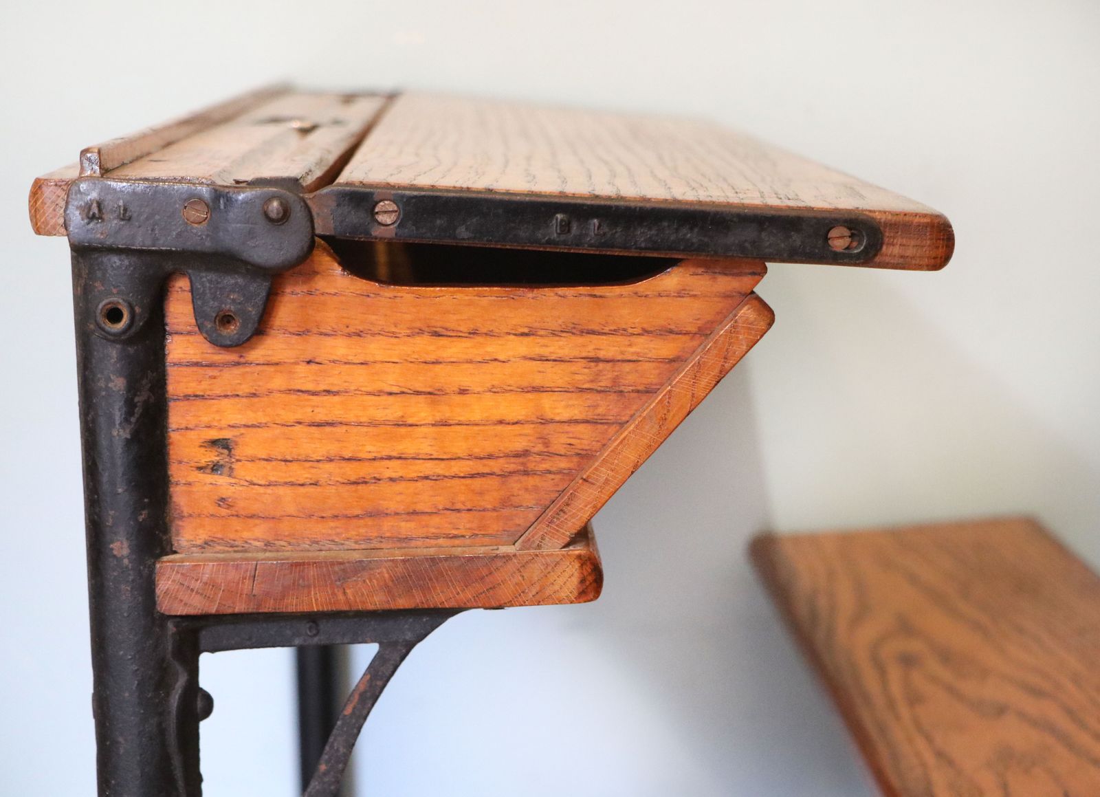 photo vinterior A Wonderful Early 20th Century Oak And Iron Framed School Desk And Integral Chair.