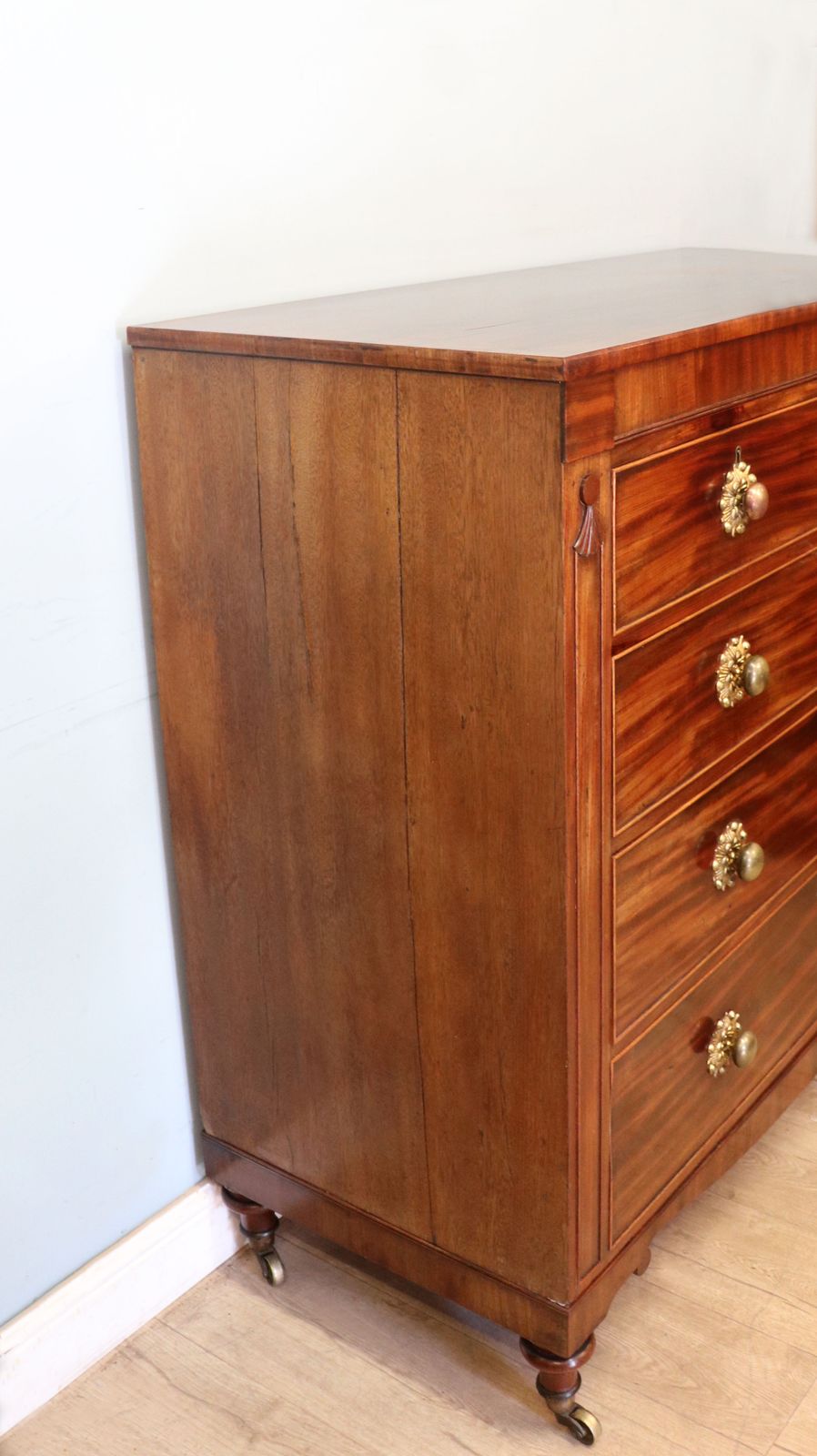 photo vinterior A Lovely 19th Century Flame Mahogany Chest Of Drawers.