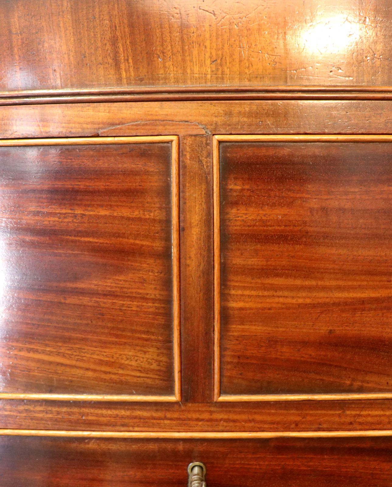 photo vintage A Lovely 19th Century Flame Mahogany Chest Of Drawers.