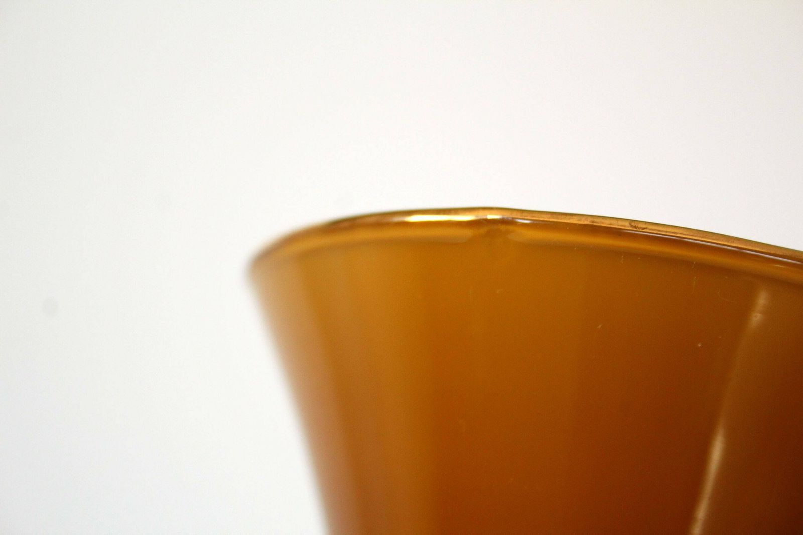 photo furniture Grote Hoge Vaas Van Opalineglas, Amberbruin Glas Met Gouden Randen, Handgemaakt, Mid Century, Italië, Label, Lichte Krassen, Empoli