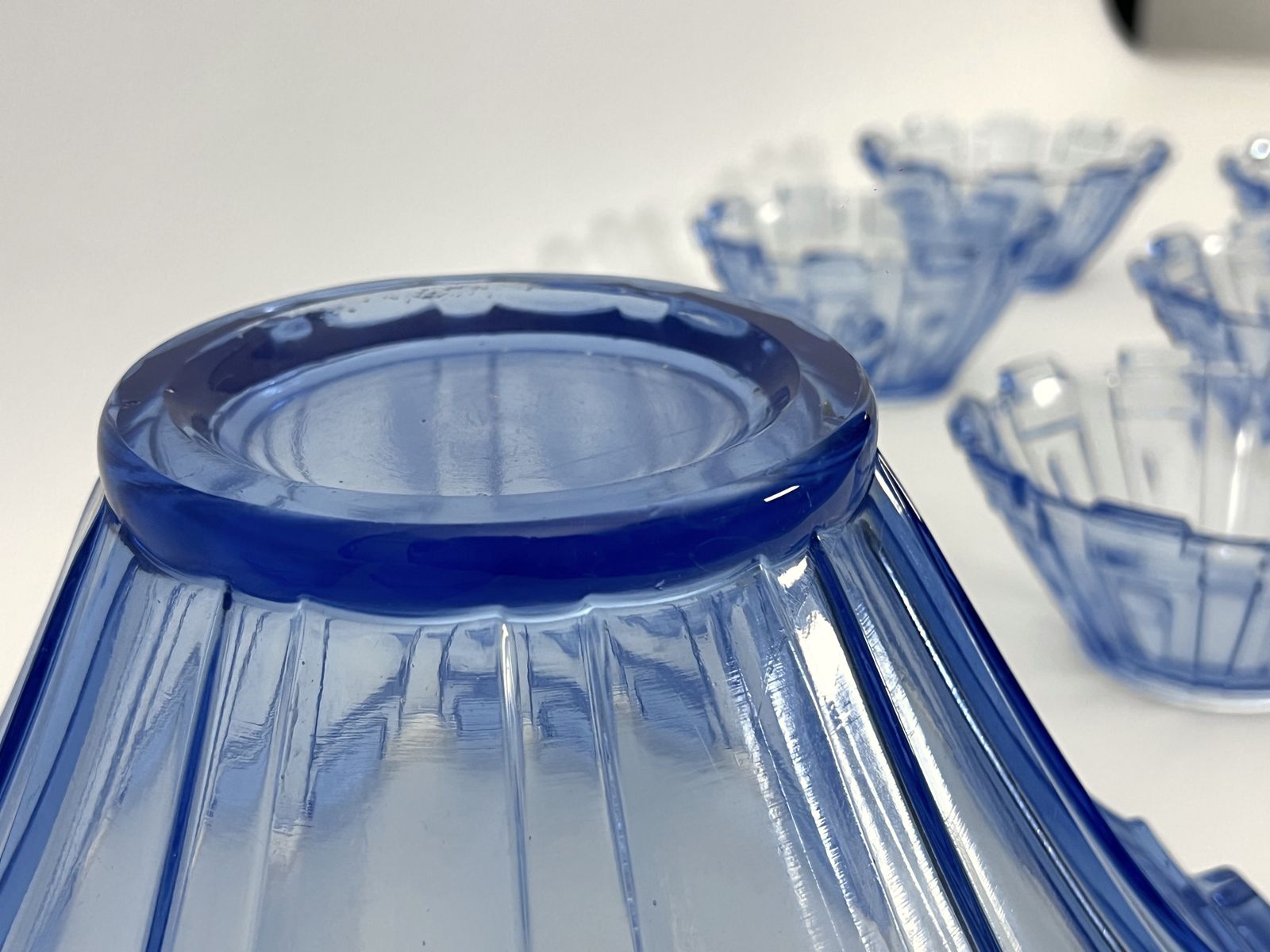 photo vintage Art Deco Murano Glass Serving Bowl Set Of 13. Italy 1930s