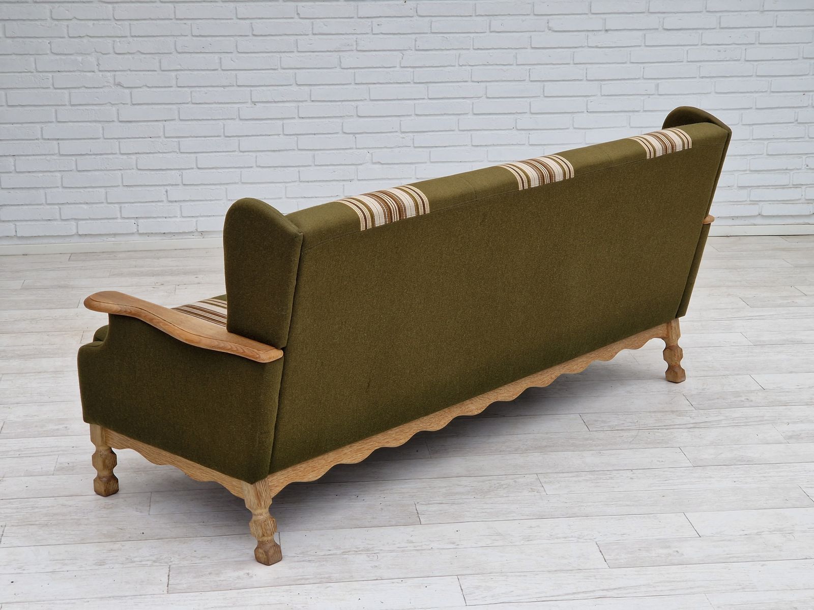 photo vinterior 1970s, Danish Vintage 3 Seater, Green Fabric, Oak Wood, Original Condition.