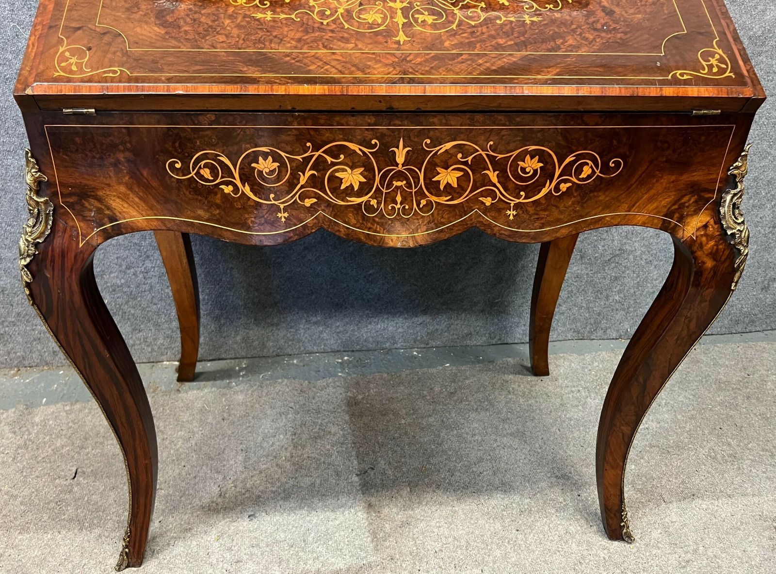 photo vinterior Victorian Walnut & Inlaid Bureau De Dame Desk