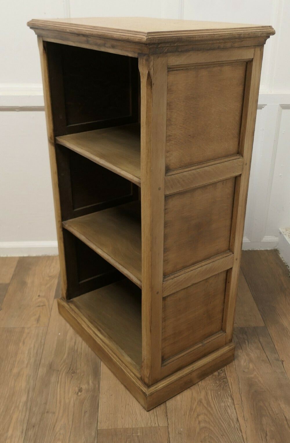 A Superb Arts And Crafts Golden Oak Open Shelves photo 594.0