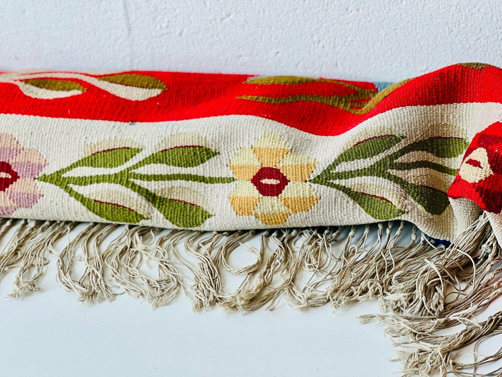 Crimson Floral Rug, Jaren 1940, Vintage photo Textiel