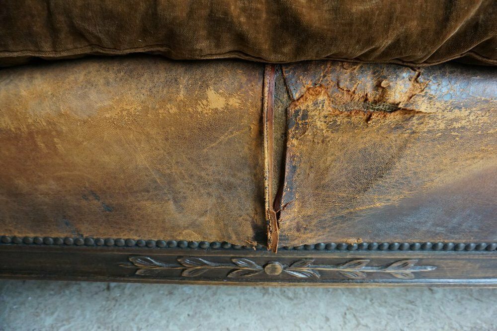 photo vinterior French Distressed Leather Adjustable Loveseat Or Daybed, 1900s