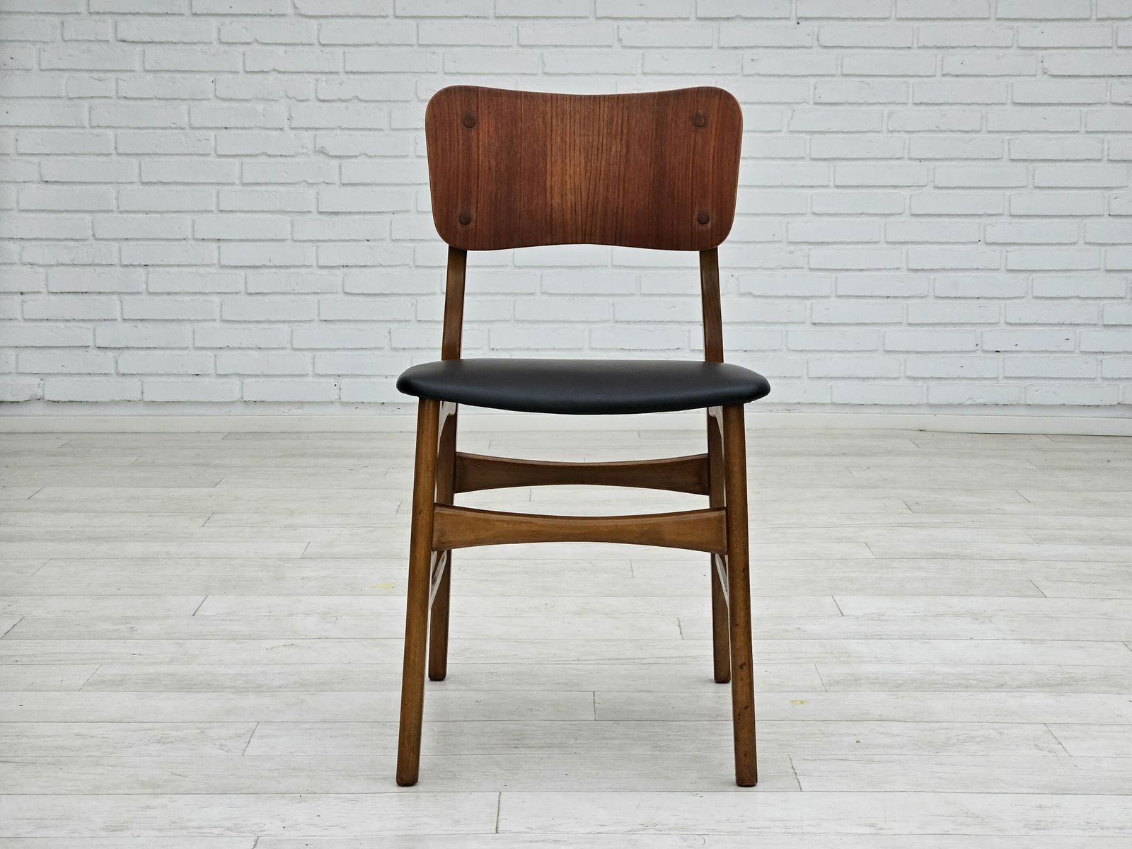 photo furniture 1960s, Danish Design By Ib Kofod Larsen, Set Of 3 Dining Chairs Model 62.