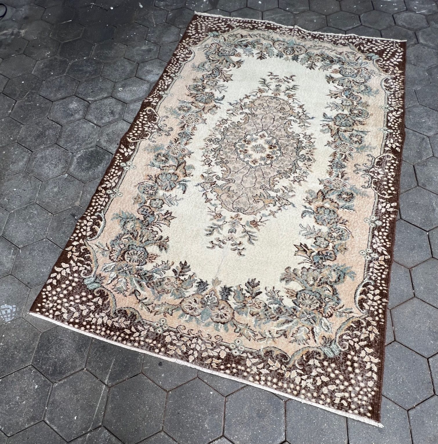 Beige Groen Vintage Yuruk Vloerkleed 252 X 138 Cm – Beige Green Vintage Yuruk Rug 252 X 138 Cm, 1960s photo Textiles