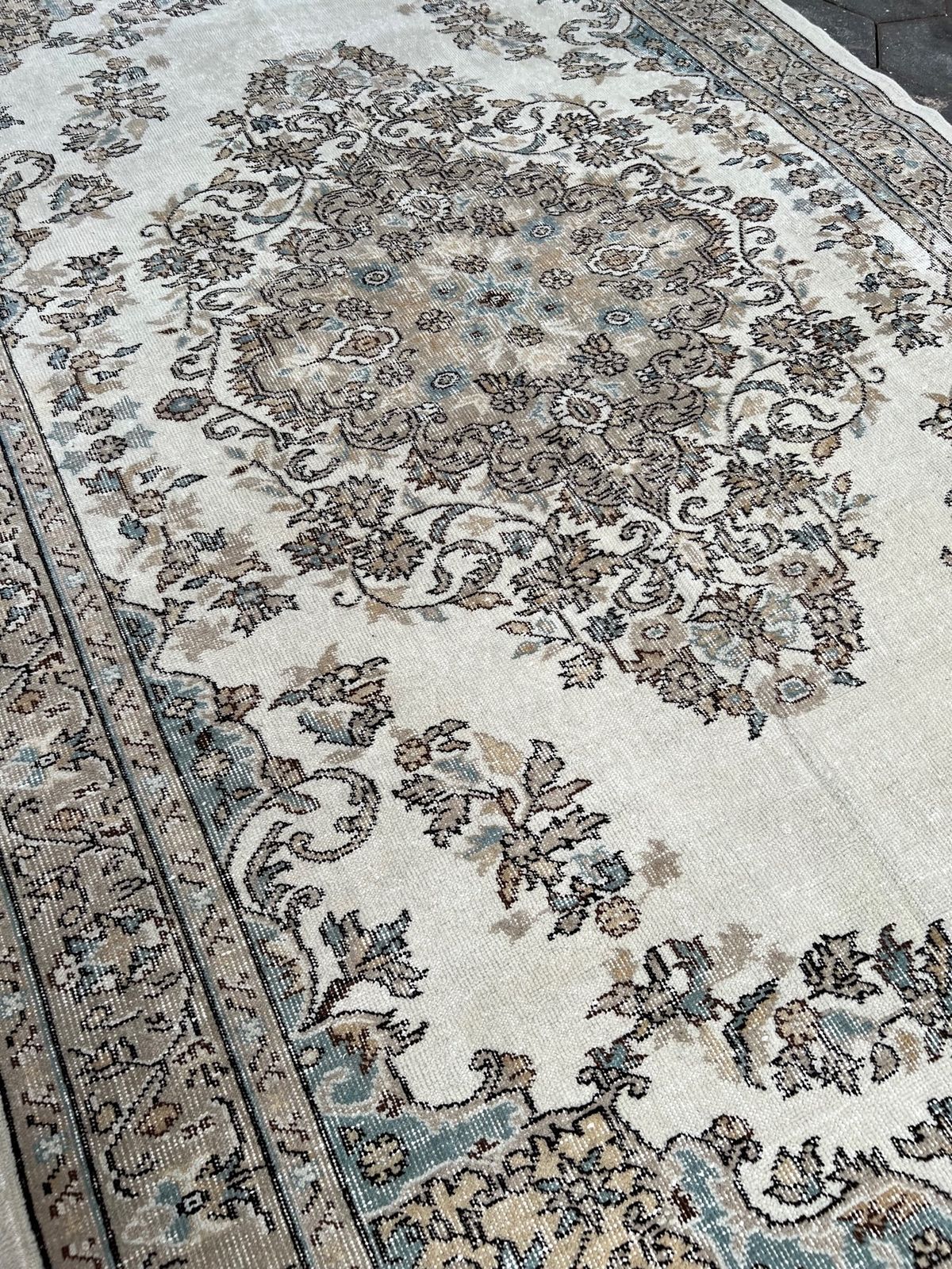 Cream And Beige Vintage Yuruk Carpet 172 X 270 Cm – Cream And Beige Vintage Yuruk Carpet, 172 X 270 Cm, 1960's photo Textiles