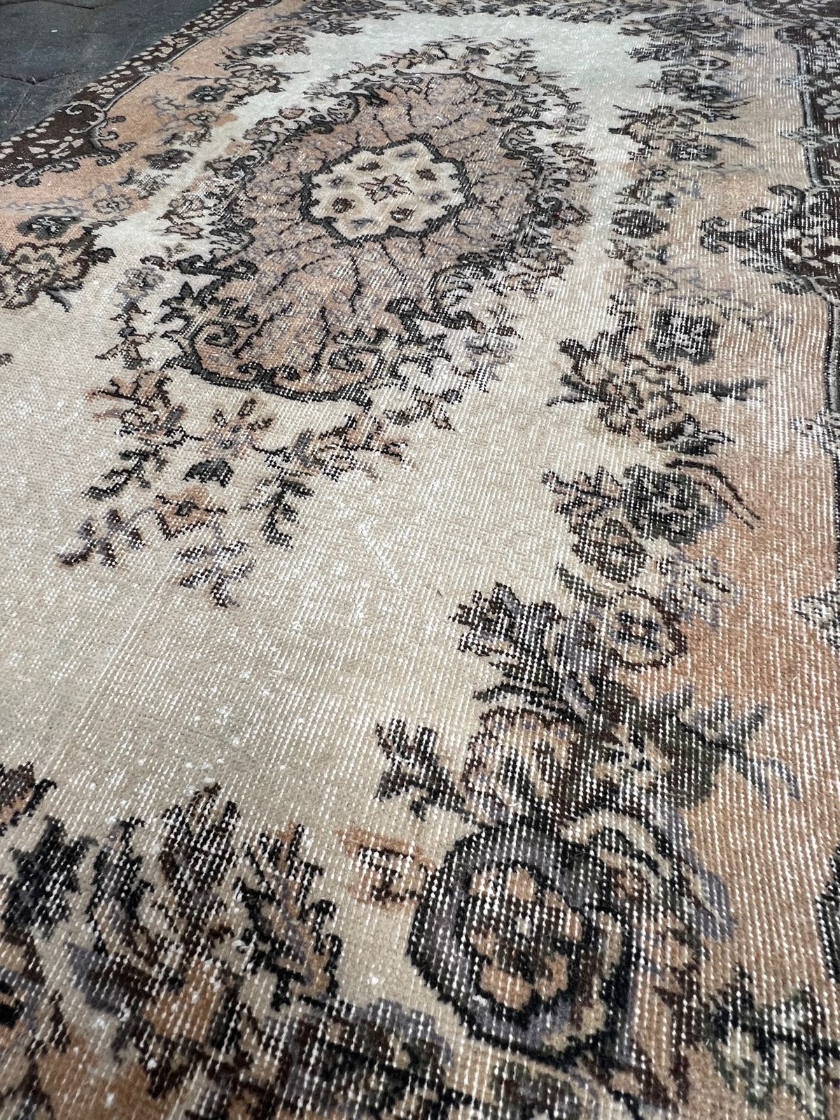 Brown And Pink Vintage Yuruk Carpet 112 X 207 Cm – Brown And Pink Vintage Yuruk Carpet 112 X 207 Cm, 1960's photo Textiles