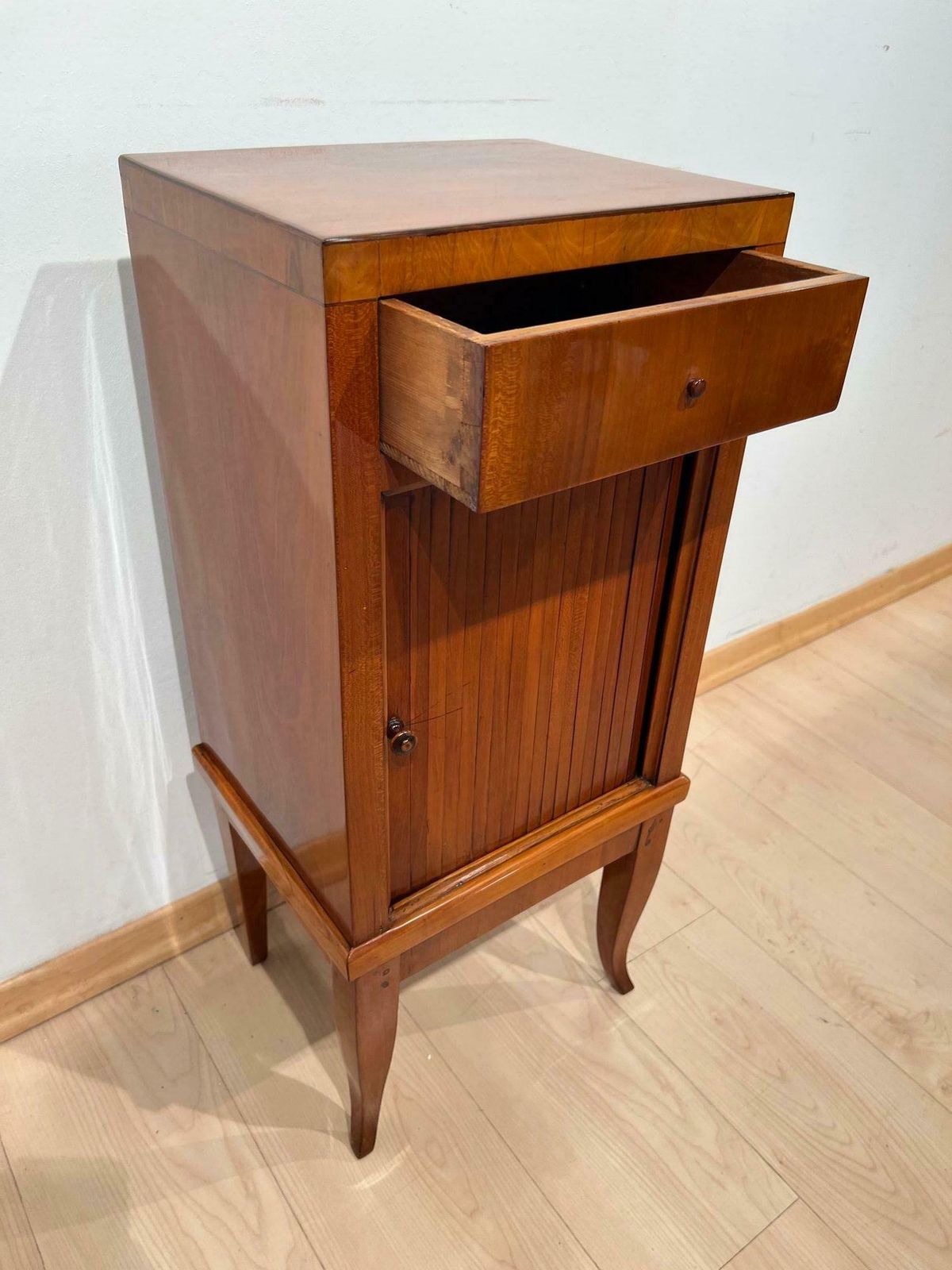 photo vintage Biedermeier Pillar Cabinet, Cherry Veneer, South Germany Circa 1820