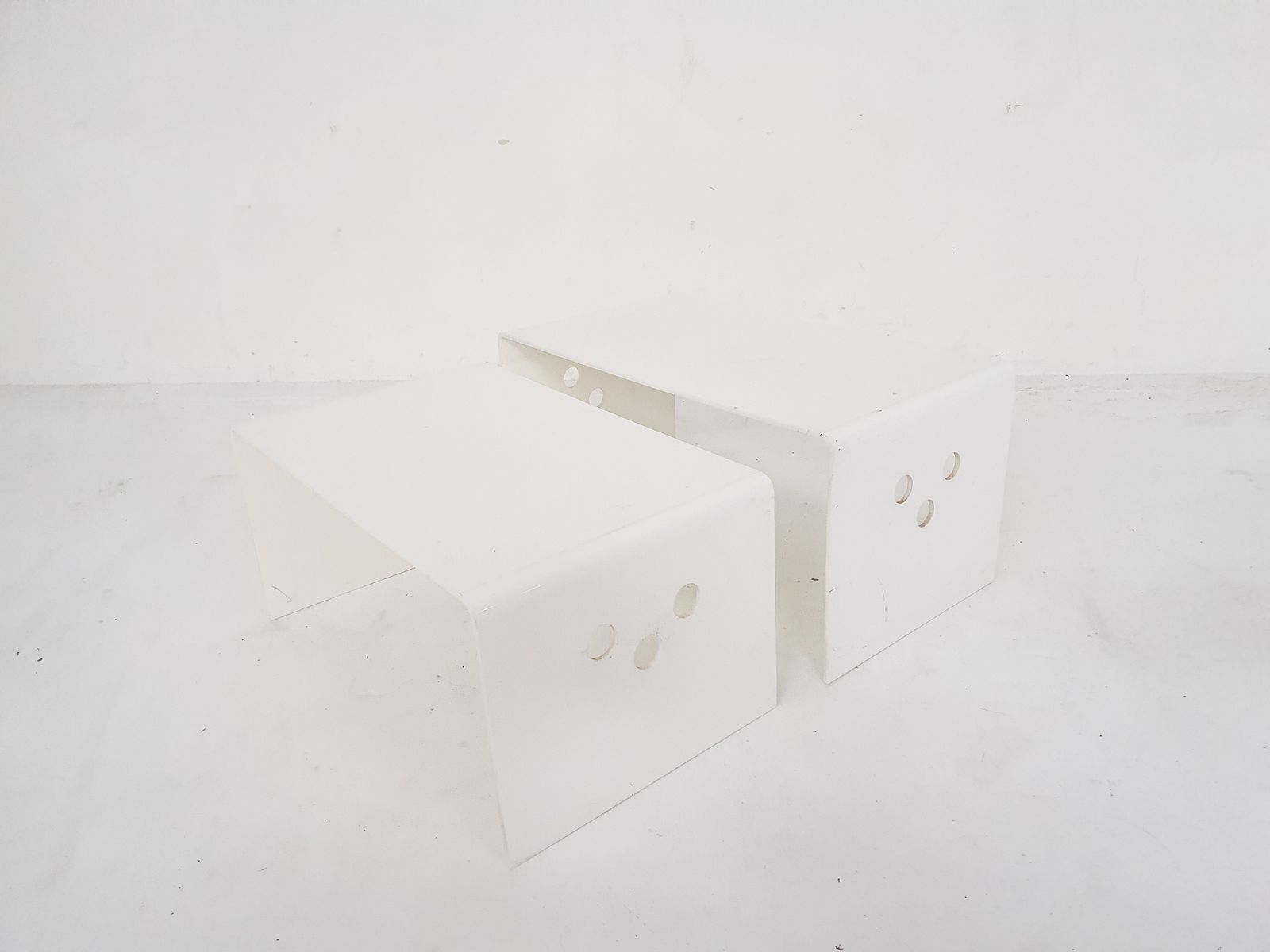 Set Van Twee Witte Kunststof Bijzettafels