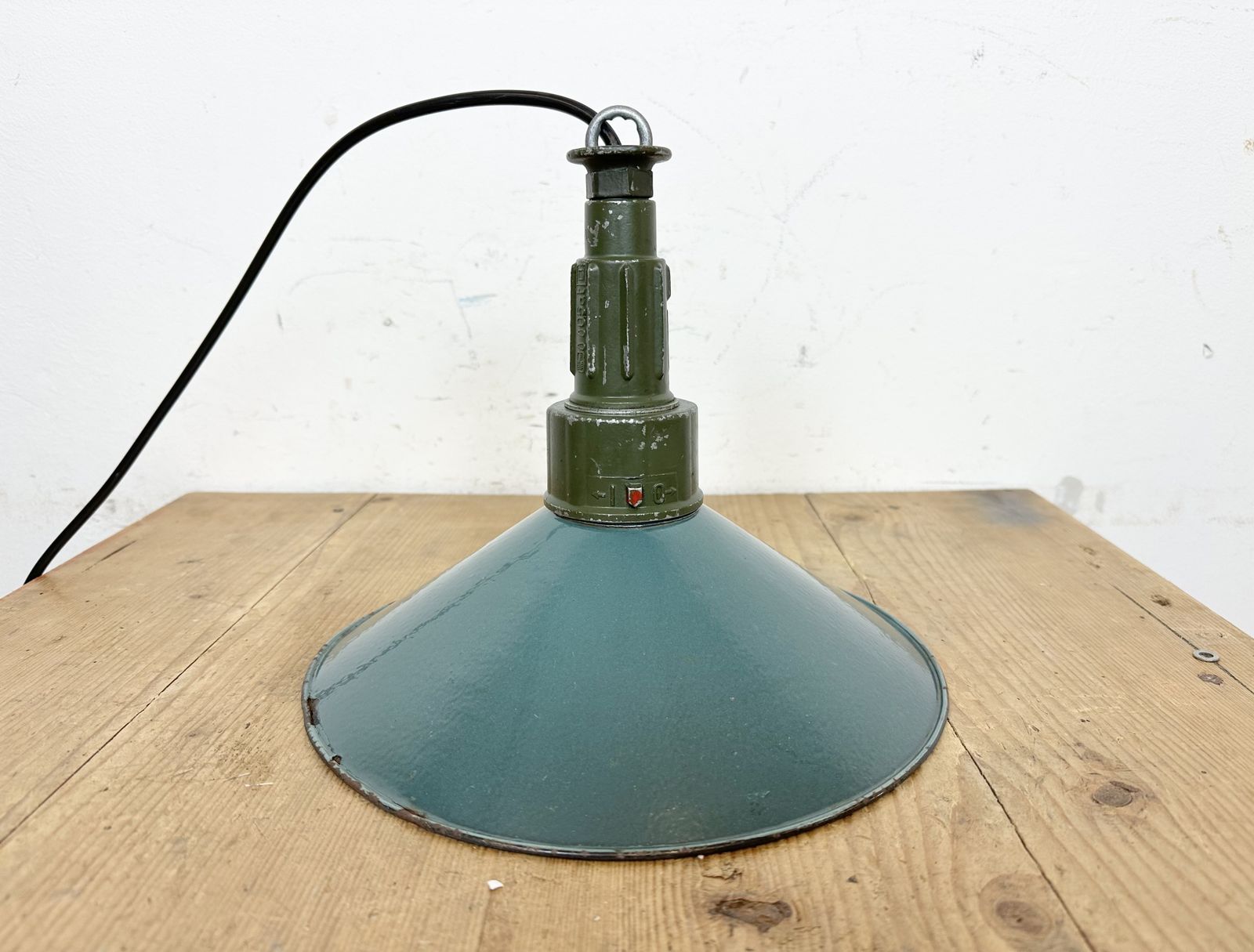 photo furniture Industrial Petrol Enamel Military Pendant Lamp With Cast Aluminium Top, 1960s, 4x