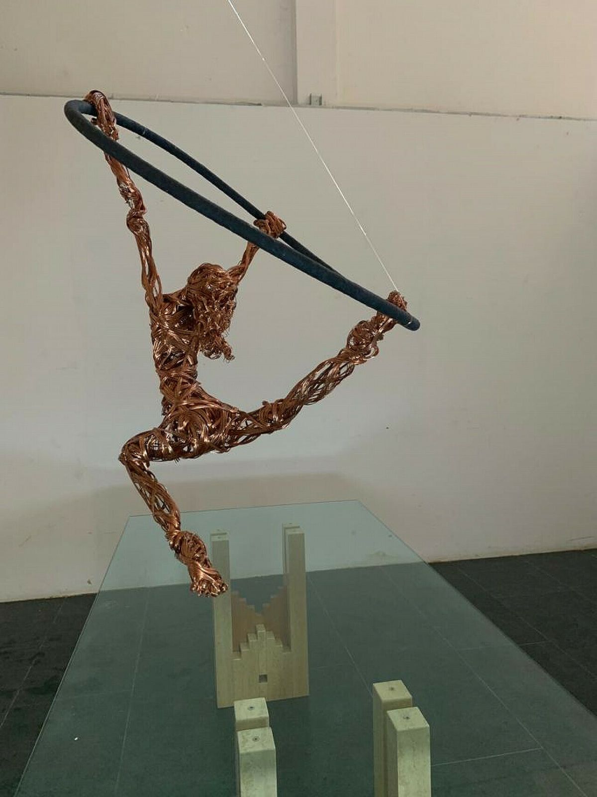 Maria Vittoria Urbinati, Acrobat Woman, Copper Wire Sculpture, 2010 photo vinterior