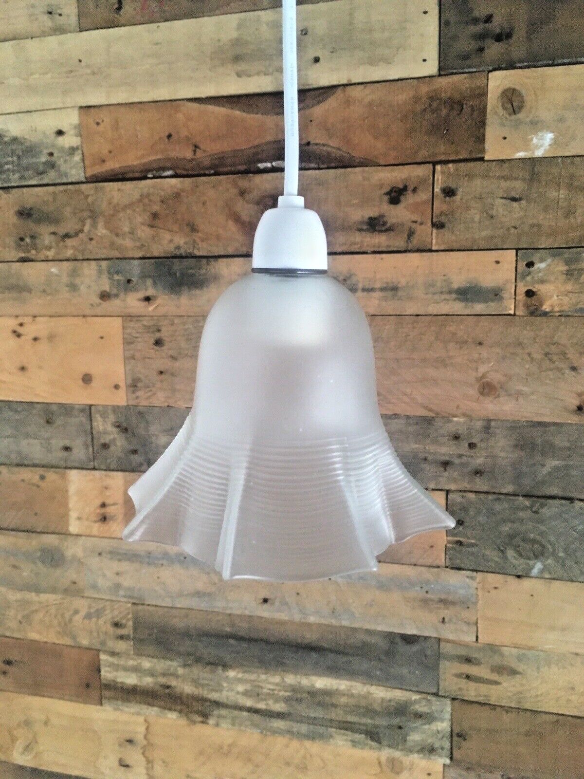 photo vintage Quality Art Deco Unusual Cross Shaped Ribbed Fluted Glass Lamp Light Shade 20's