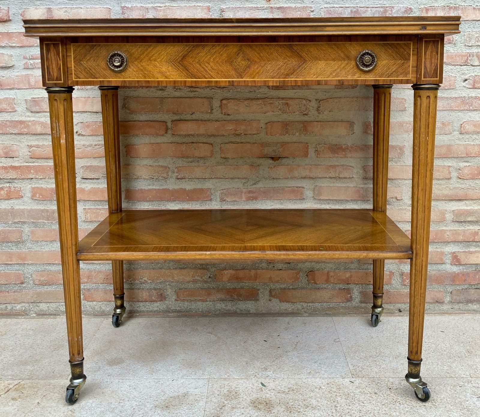 Table d'appoint néoclassique française en marqueterie, un tiroir et roulettes, années 1940 photo Mobilier