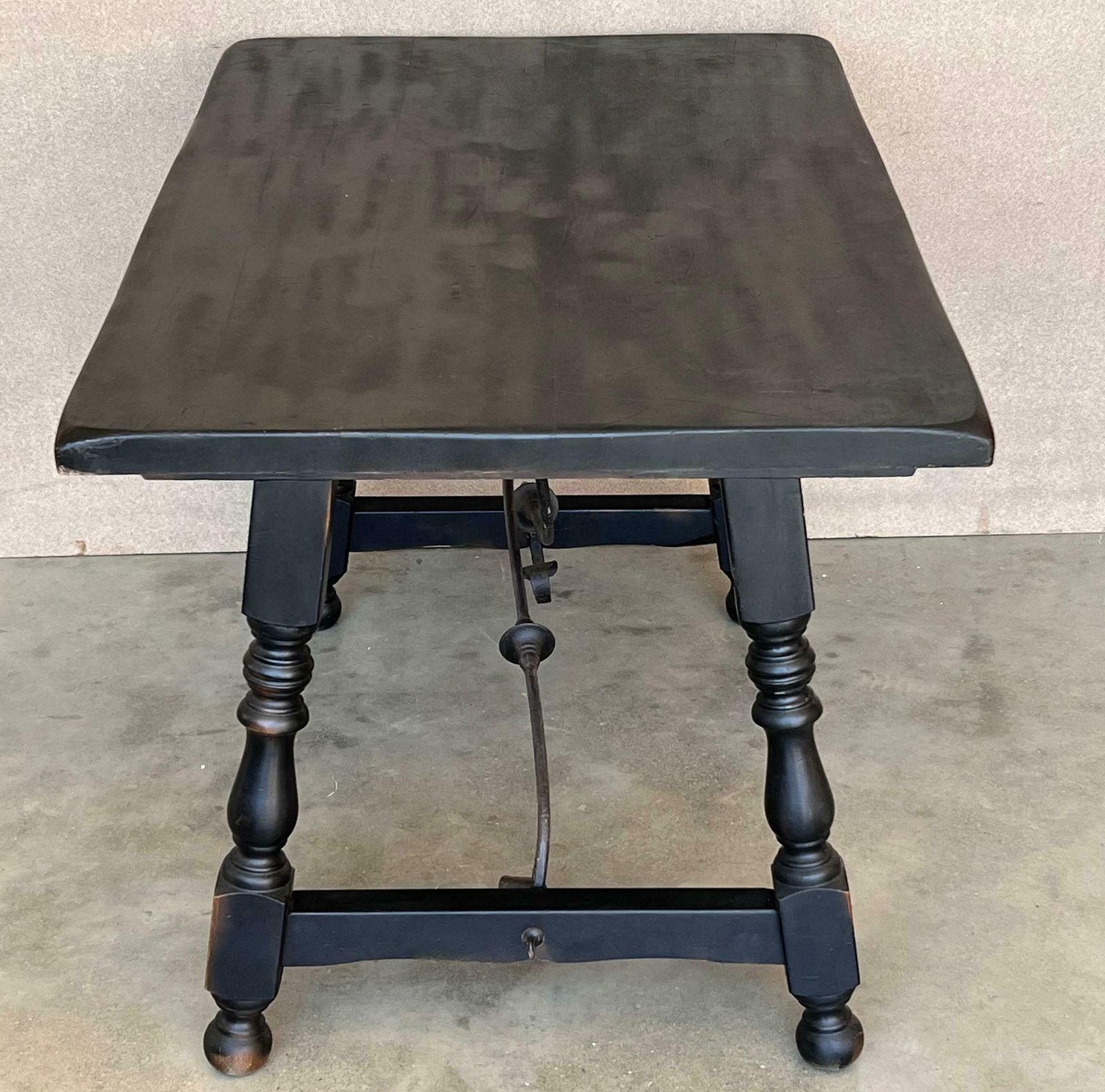 photo furniture Table à manger ou de bureau Fratino espagnole en noyer, avec entretoise en fer, fin du XIXe siècle