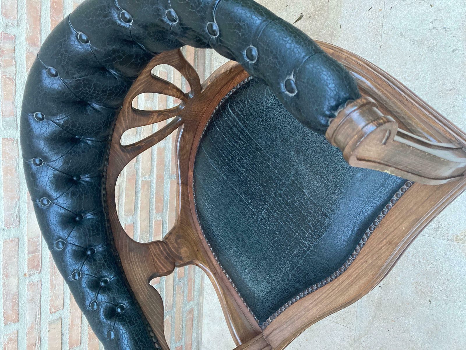 Fauteuils de salle à manger français en cuir et noyer, années 1950, lot de 4 photo vinterior