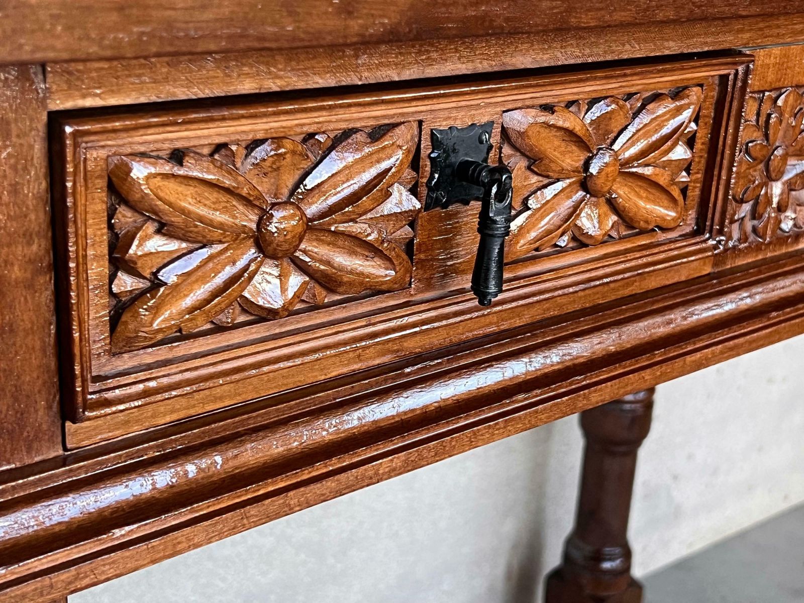 Console espagnole sculptée du début du XXe siècle à deux tiroirs photo buy