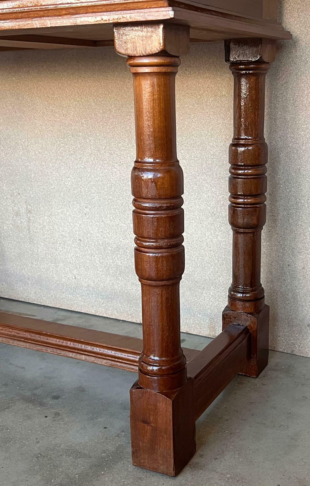 photo furniture Console espagnole sculptée du début du XXe siècle à deux tiroirs
