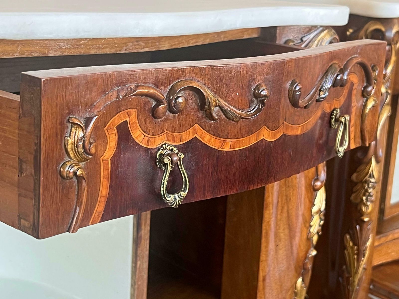 Tables de chevet ou tables d'appoint Louis XV en marqueterie, plateau en marbre photo vintage