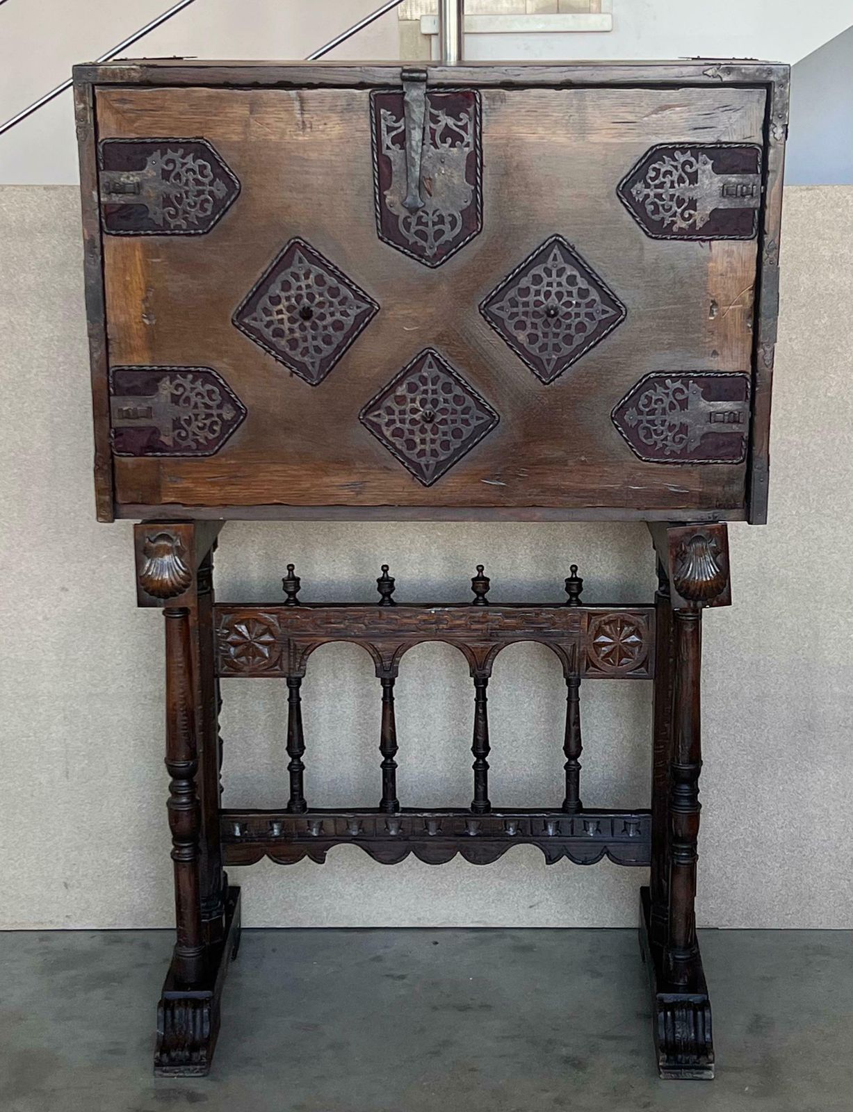 Cabinet bargueño espagnol sur piédestal en noyer, XVIIe siècle photo furniture