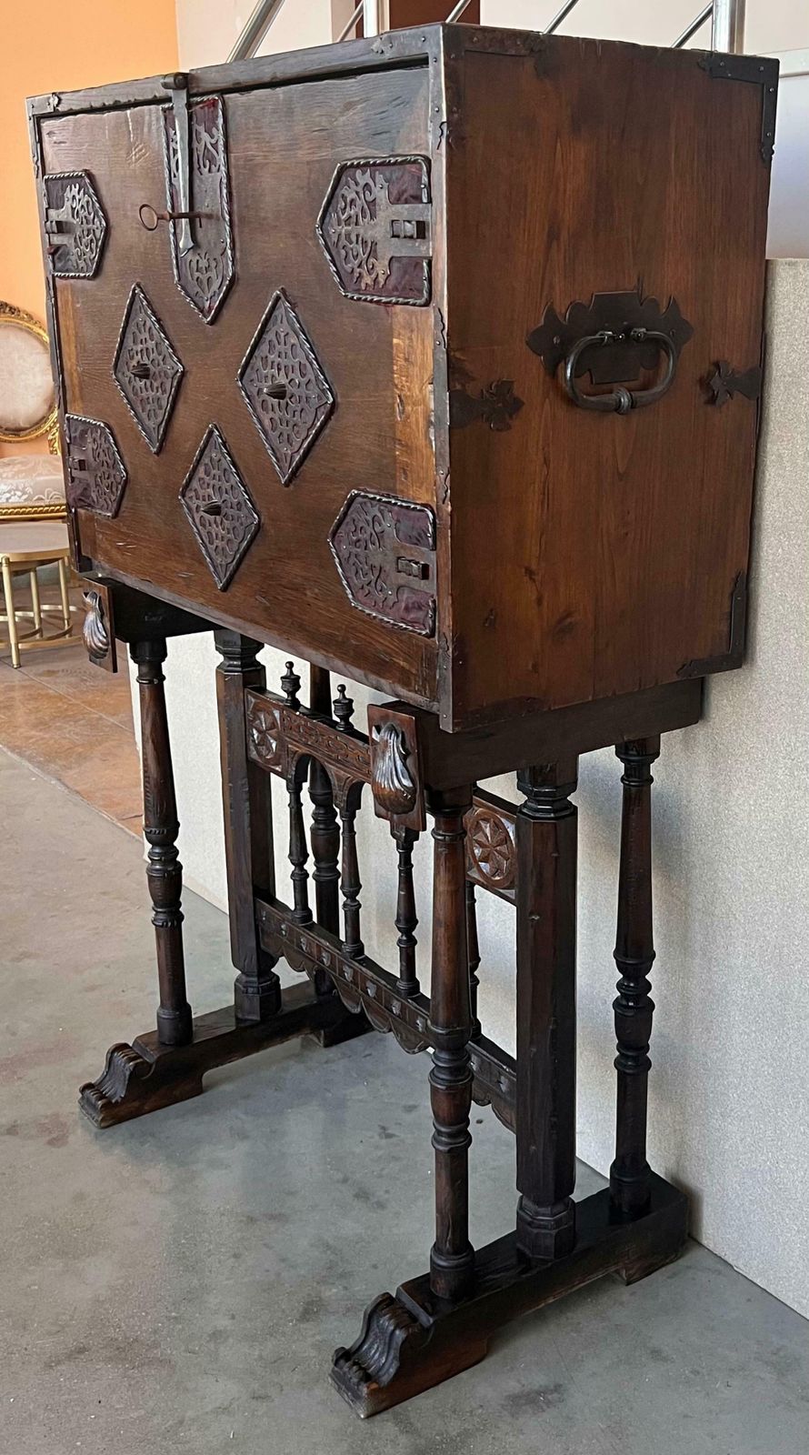 Cabinet bargueño espagnol sur piédestal en noyer, XVIIe siècle photo Mobilier