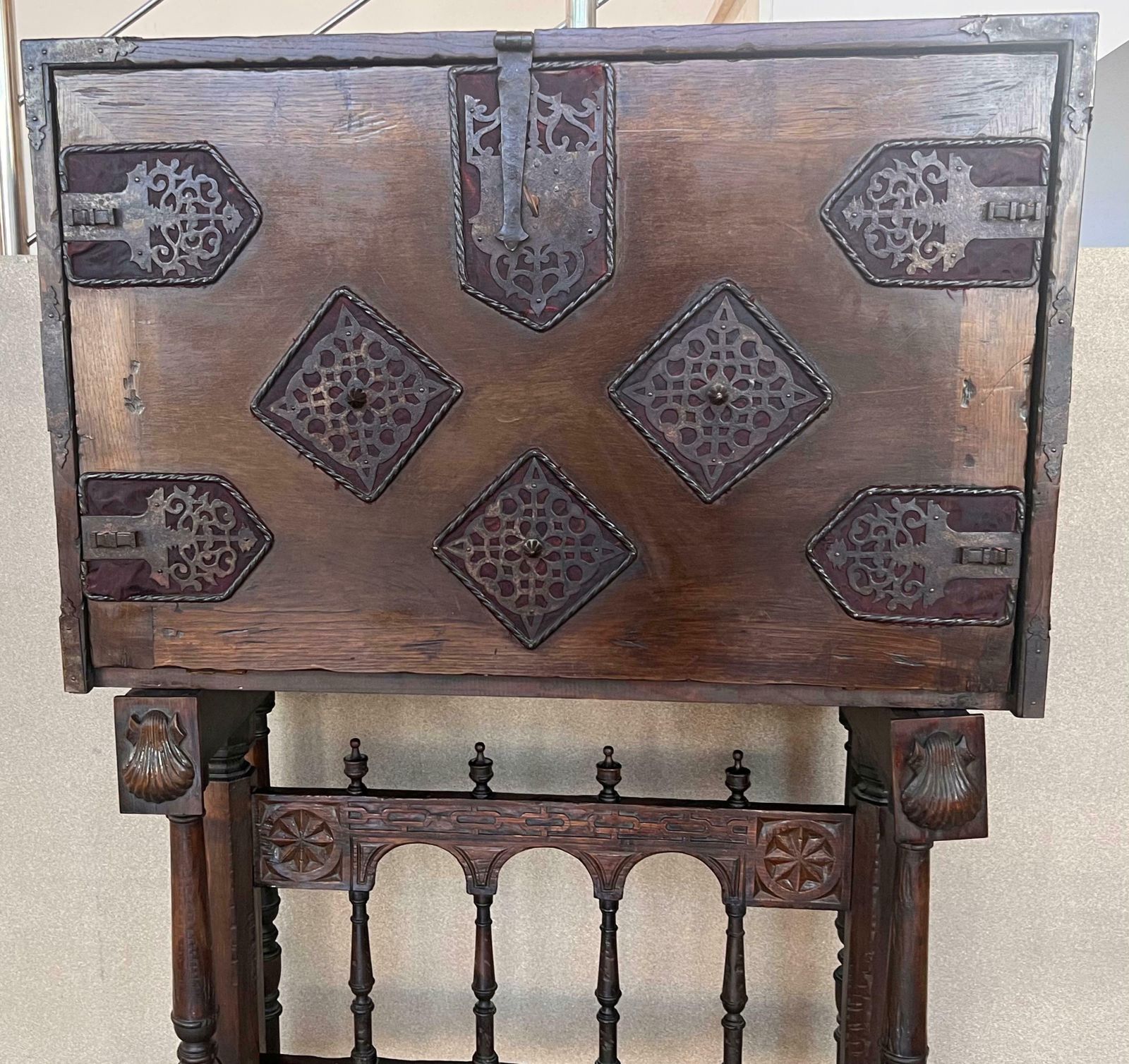 Cabinet bargueño espagnol sur piédestal en noyer, XVIIe siècle photo 17091.0