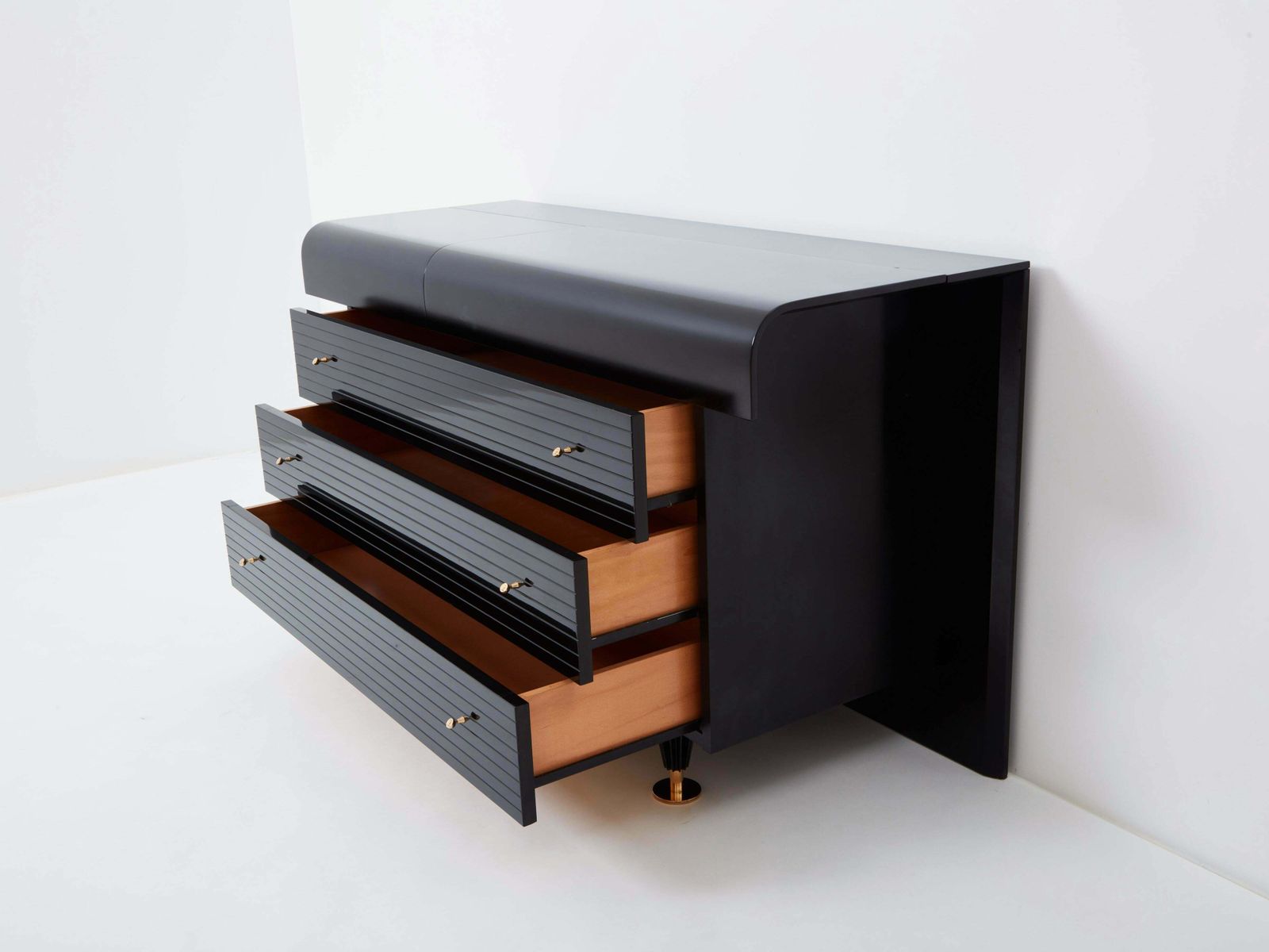 photo furniture Commode Pierre Cardin laquée noire et laiton, années 1980