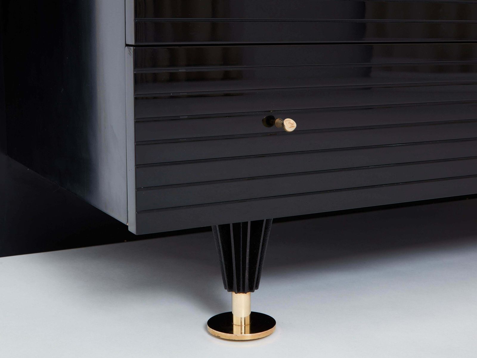 photo vinterior Commode Pierre Cardin laquée noire et laiton, années 1980