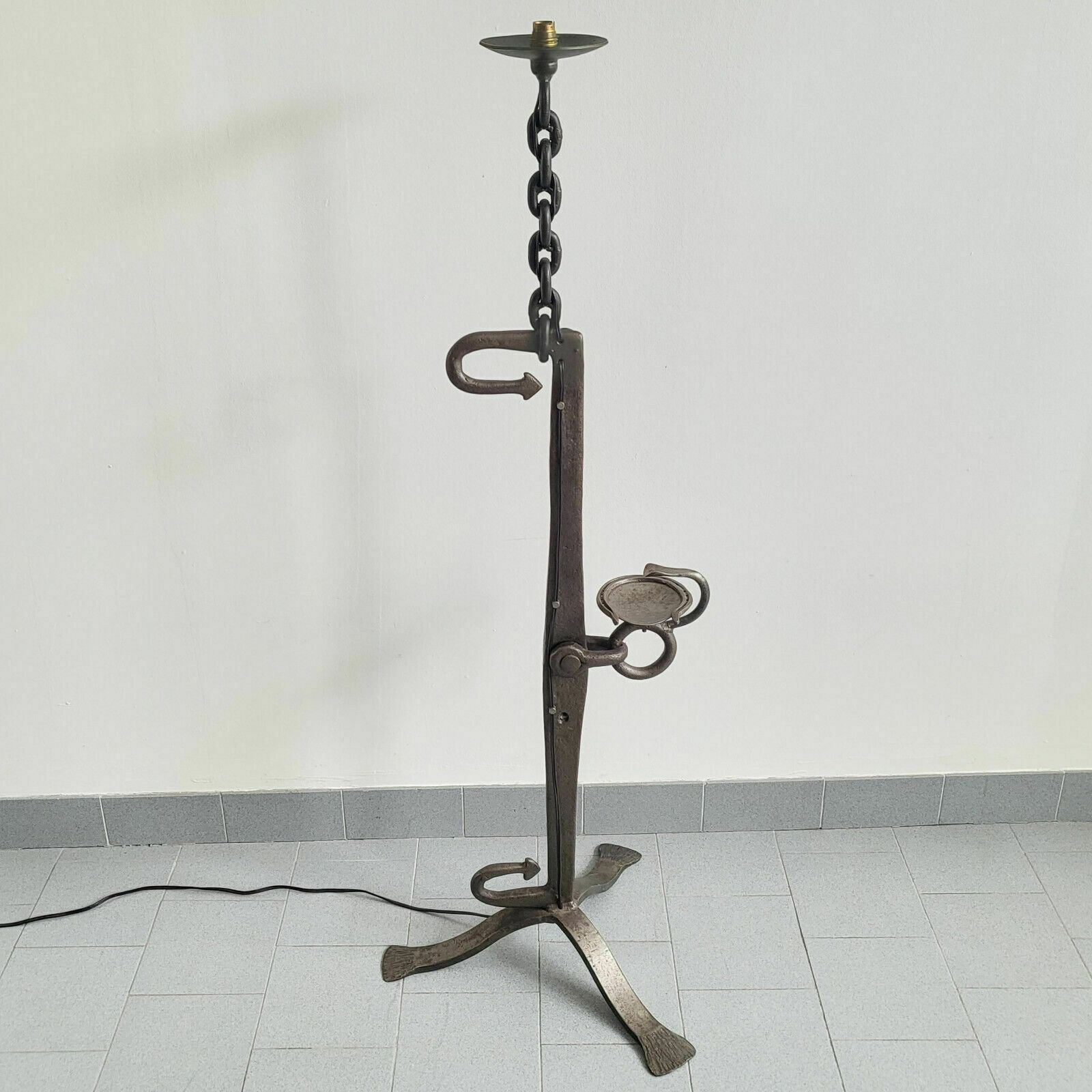 Vintage Brutalist Vloerlamp 1970 – Metalen Ketting & Pijlen, Asbak, Jaren 70 photo furniture