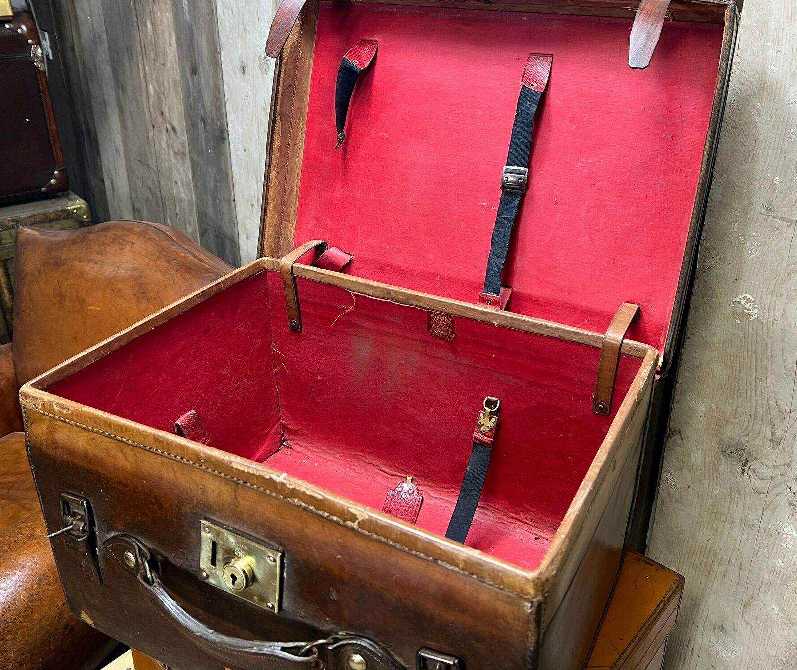 Victorian Solid Leather Hatbox Trunk By Army & Navy London photo vinterior